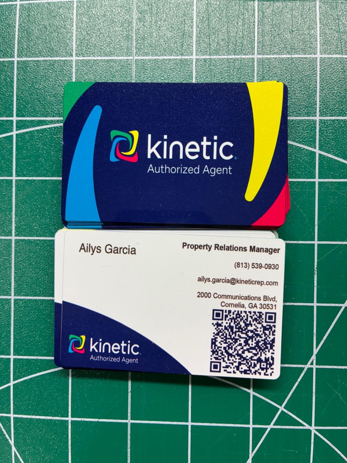 Tarjetas de presentación de Kinetic Authorized Agent en azul vivo
