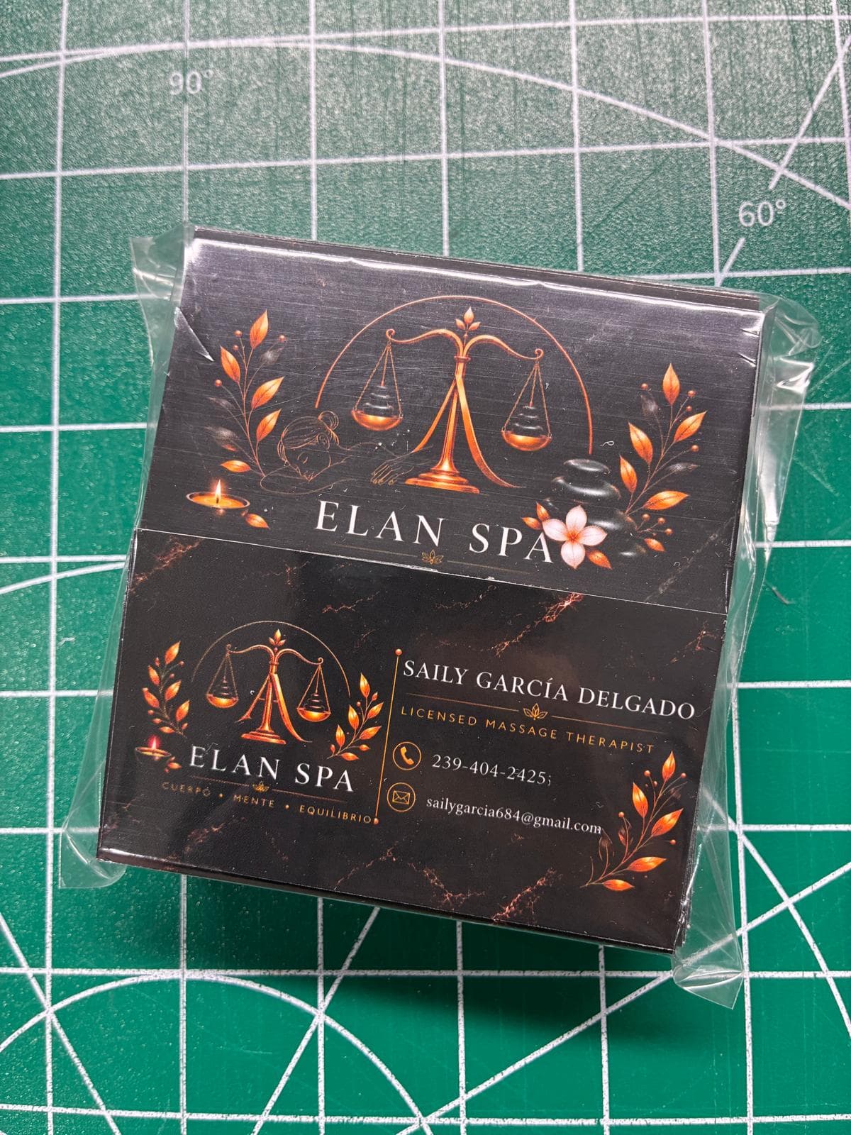 Tarjetas negras y doradas de Elan Spa sobre tapete verde