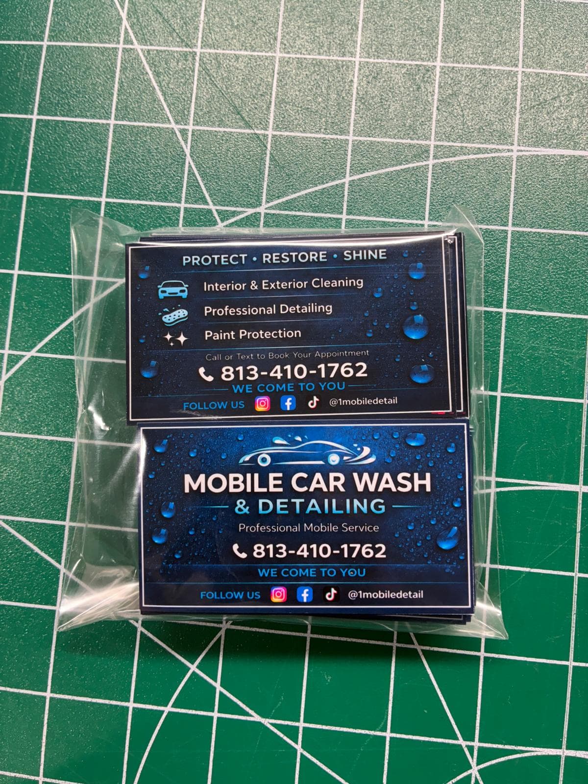 Tarjetas azules de Mobile Car Wash & Detailing empacadas