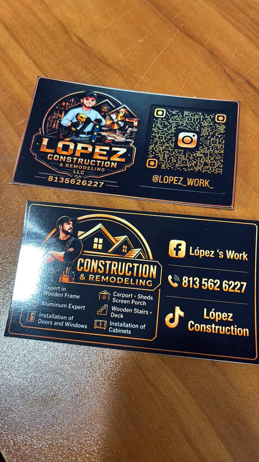 Tarjetas negras y doradas de Lopez Construction con código QR