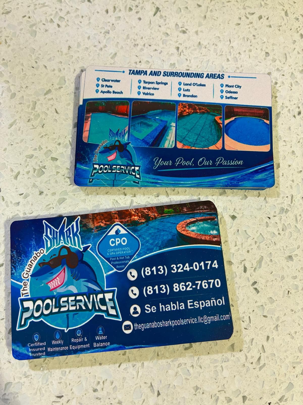 Tarjetas plásticas azules de Shark Pool Service con mascota de tiburón