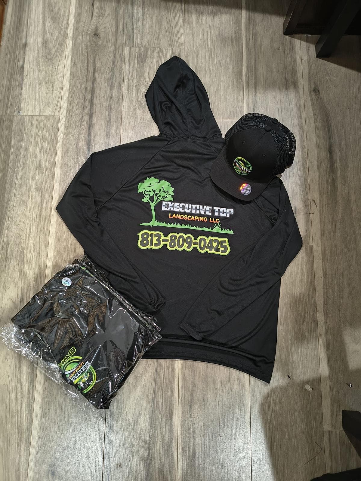 Sudadera negra y gorra a juego de Executive Top Landscaping