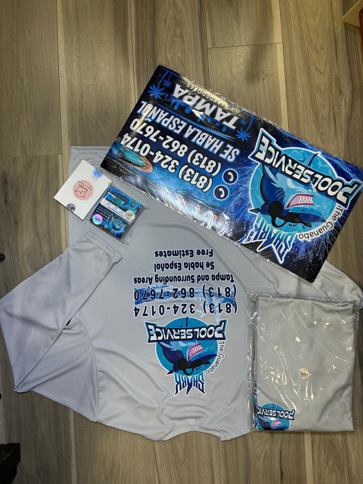 Pedido completo de Shark Pool Service: camisa, magneto y tarjetas