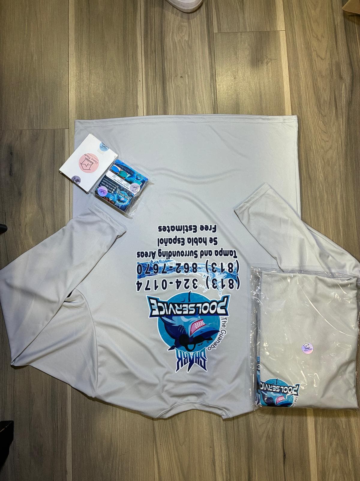 Camisa manga larga gris de Shark Pool Service con tarjetas