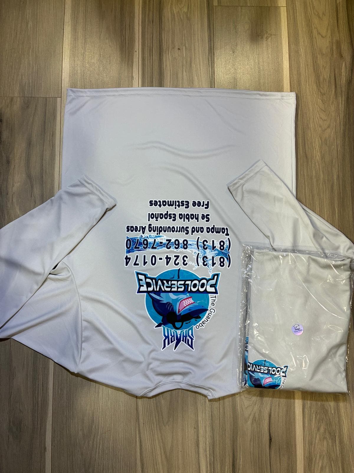 Camisa manga larga gris de Shark Pool Service extendida