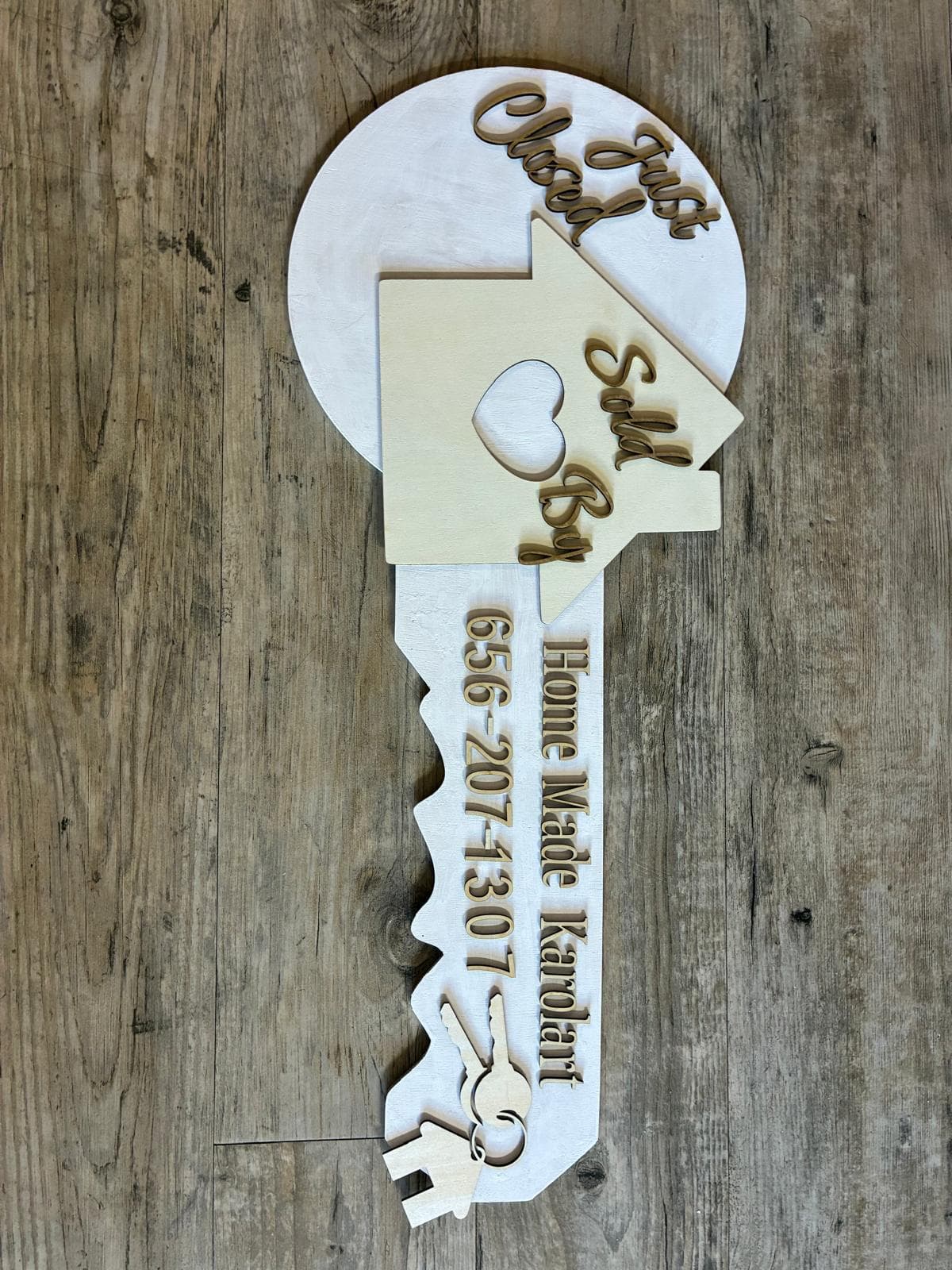 Llave decorativa de madera blanca «Just Closed — Sold By»