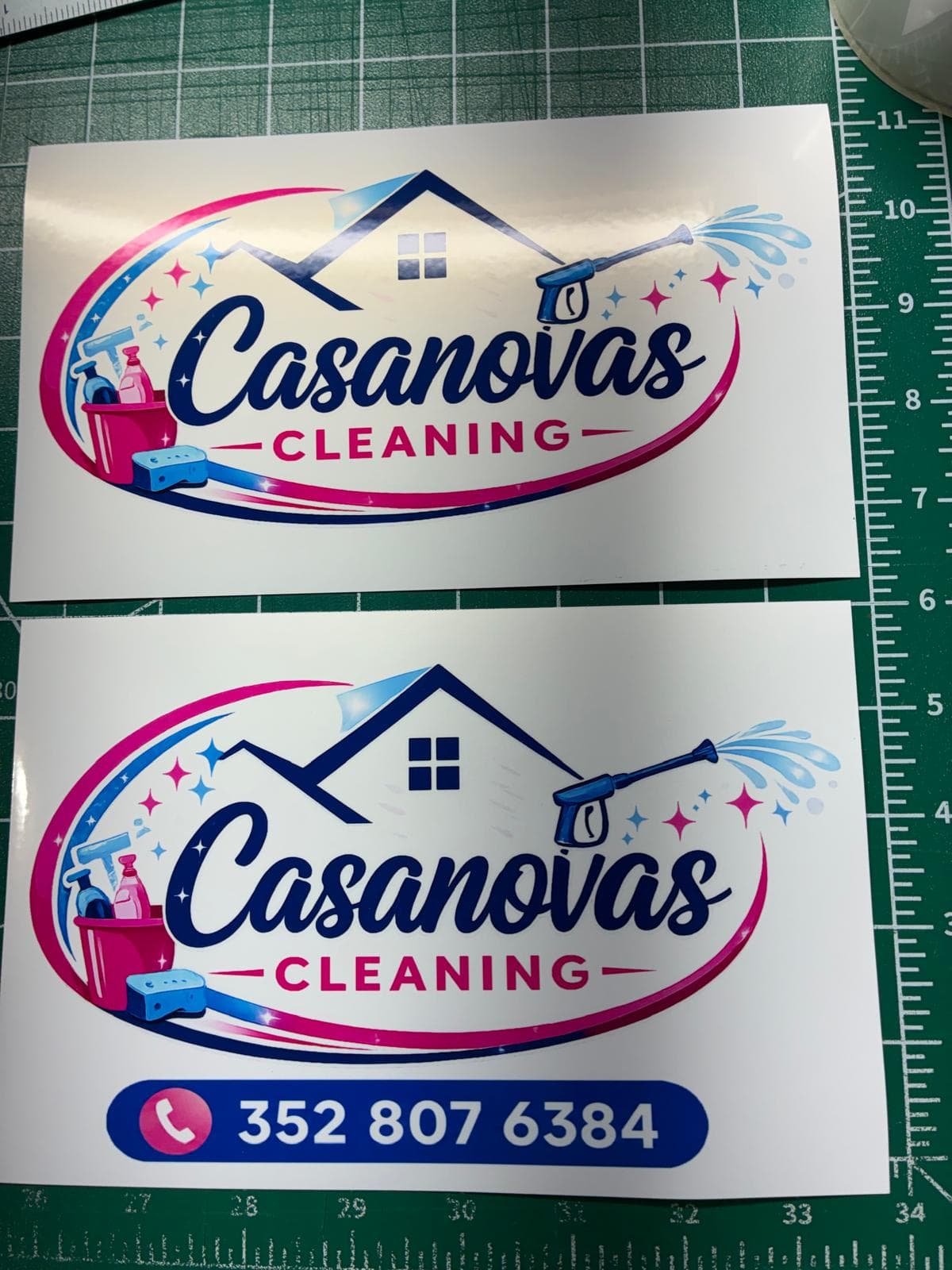 Calcomanías grandes de Casanovas Cleaning con teléfono