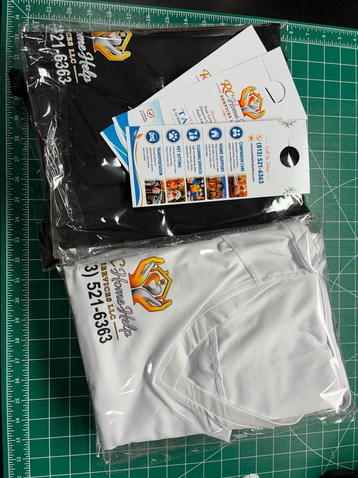 Camisas de RC Home Help Services con colgadores de puerta