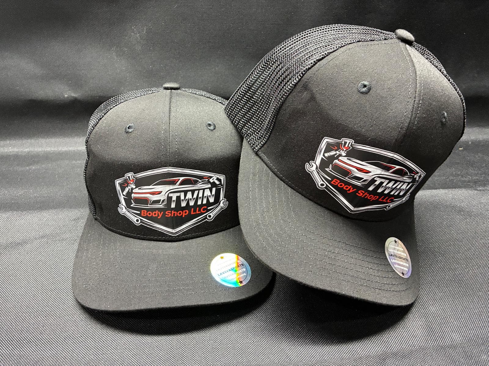 Gorras trucker negras de Twin Body Shop en toma angular